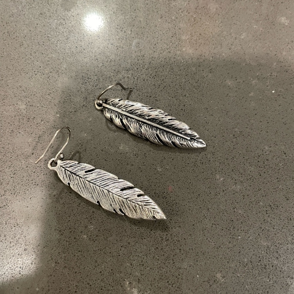 Lucky Brand Silver Feather Earrings.